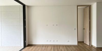 Apartamento en arriendo en unidad cerrada en sector tranquilo, campestre y poco flujo vehicular. Piso en madera, sala y comedor independiente, 2 alcobas con baño en cada una, cocina integral abierta, balcon y parqueaderos lineales cubiertos. Conjunto cerrado con ascensor, piscina, gimnasio, jacuzzi, salon social, parques infantiles, zonas sociales, salon de juegos, zona de mascotas, coworking, vigilancia 24 hrs, y circuito cerrado de tv. *Inmuebles sujetos a verificación de disponibilidad.*