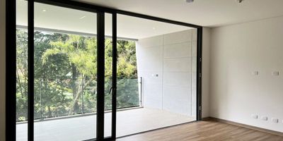 Apartamento en arriendo en unidad cerrada en sector tranquilo, campestre y poco flujo vehicular. Piso en madera, sala y comedor independiente, 2 alcobas con baño en cada una, cocina integral abierta, balcon y parqueaderos lineales cubiertos. Conjunto cerrado con ascensor, piscina, gimnasio, jacuzzi, salon social, parques infantiles, zonas sociales, salon de juegos, zona de mascotas, coworking, vigilancia 24 hrs, y circuito cerrado de tv. *Inmuebles sujetos a verificación de disponibilidad.*