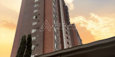 Se vende apartamento en piso alto Pinares Campestre, ubicado en la zona de Pinares en la Ciudad de Pereira en el Eje Cafetero en Colombia. Ubicación estratégica a pocos metros de la avenida Circunvalar, donde la oferta gastronómica es amplia y variada. En un radio de 1 km se encuentran los principales centros comerciales como Pereira Plaza, Parque Arboleda, también la Universidad Tecnológica de Pereira, supermercados, parques, Terminal de Transportes.

Apartamento en venta tiene un área construida de 85 m², distribuidos así: sala comedor, 3 habitaciones, cocina integral, 2 baños, closet, zona de ropa,  parqueadero en línea (doble) , cuarto útil y balcón con una amplia vista panorámica.

La zona social ha sido diseñada para disfrutar en familia, cuenta con: ascensor, piscina para adultos y niños, juegos infantiles, cancha de tenis, salón social y gimnasio.