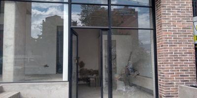 Este local en arriendo en Medellín ofrece un espacio de 22 metros cuadrados, ideal para comercios pequeños. Incluye un baño completo y cuenta con espacio para instalar una cocineta. Los ventanales permiten una buena visibilidad para vitrinas o exposiciones de productos, y la altura de 3 metros proporciona amplitud y posibilidad de aprovechar mejor el espacio vertical.