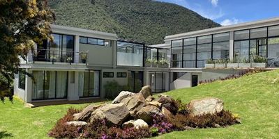 Disfruta de una vivienda con gran iluminación en cada uno de los espacios que posee, gracias a su excelente distribución y grandes ventanales que te permiten sentir la energía de la naturaleza.  Son cuatrocientos cincuenta metros cuadrados en donde encontrarás sala, comedor y cocina en un gran ambiente que se deja envolver por la chimenea, tres habitaciones cada una con baño privado y la habitación principal con doble balcón, baño con doble lavamanos, walk in closet con gran espacio.  Además tendrás un jaccuzi con posibilidad de sauna y turco.En el conjunto podrás tener recorridos con bastante verde, huerta orgánica, cancha de tenis, gimnasio, zonas húmedas, salón para niños y jóvenes, planta de tratamiento de agua residuales.