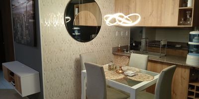 Apartamento en venta con parqueadero cubierto, locker, muebles de lujo empotrados para TV y estudio, calentador a gas y totalmente encortinado. También incluye todas las luminarias LED y lámparas importadas.

Ubicado en proyecto construido en una posición privilegiada muy cerca al Centro Comercial Cacique, el mejor de la ciudad. Tiene vista hacia el viaducto y parte de la ciudad de Bucaramanga. Muy iluminado y fresco.

Disfrute de las comodidades propias del estrato cinco con la economía del estrato tres.

El conjunto cuenta con las siguientes amenidades. SkyBarBBQ, piscina de adultos, dos piscinas para niños, sauna, turco, salas de cine, salón de negocios, sala de juegos, billar, pingpong, sala de videojuegos, gimnasio, dos ascensores por torre.

Venta directa, sin intermediarios.

Contáctenos para más información o para agendar visita.