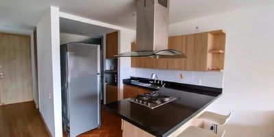 Apartamento disponible para arriendo, ubicado en exclusiva unidad cerrada de Rionegro cuenta con un área de 67mts, 2 alcobas, 2 baños, sala comedor, cocina integral con red de gas y estufa. Lugar seguro y tranquilo. Ideal para vivir!