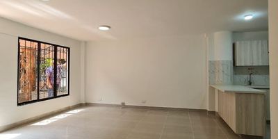 Consta de 2 viviendas: En el primer piso un apartaestudio con sala comedor, alcoba, baño, zona de ropas, cocina integral, red de gas.
Segundo piso: 3 alcobas, 2 baños, balcón, cocina integral, zona de ropas. Ambos sin parqueadero. Ubicado en parte baja de Envigado, con buen servicio de transporte público, servicios adicionales.