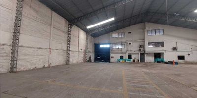 Excelente  oportunidad  de inversión a precio de avalúo catastral,  bodega  en el barrio  Montes de la ciudad  de Barranquilla en un sector de alta valorización  de actividad  comercial  como es la calle treinta. La zona donde se encuentra está  habilitada por el POT para diversos  usos  y actividades  a nivel local, zonal y distrital; su disponibilidad es inmediata. La bodega  tiene cuatrocientos cincuenta metros cuadrados  de oficinas distribuidos en tres pisos o niveles Si es de su interes,  deje  su número  de contacto  y por favor mencione el código.