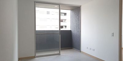 Apartaestudio en arriendo cerca a via principal, centro comercial, transporte publico, parques y servicios complementarios. Piso en porcelanato y madera, sala comedor, 1 alcoba, baño privado, cocina integral abierta tipo americano, balcon y parqueadero cubierto. Conjunto cerrado con ascensor, piscina, gimnasio, salon social, parque infantil, zonas verdes, vigilancia 24hrs y circuito cerrado de tv.  *Inmuebles sujetos a verificación de disponibilidad.*