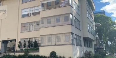 SE ARRIENDA  Hermoso Apartamento renovado  en el 3 piso,Cuenta con 3 alcobas ,2 con closet y  una  walking closet  ,  2 baños, cuenta con CDS y un 1 baño de servicio ,cocina integral  abierta , zona  amplia de lavanderia , sala, comedor con chimenea, con sistema de iluminación focos en riel. Apartamento con gran iluminación, recibe luz de la mañana en la sala y luz de la tarde en habitación principal y secundaria.  parqueadero cubierto, el  edificio cuenta con ascensor.
se encuentra ubicado al lado de la embajada de Francia. Sector comercial, sobre Carrera 11, fácil acceso a transporte público, supermercados y Bancos. parque de la 93 , zona G .