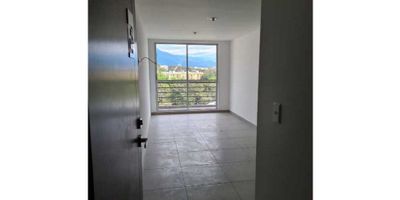 Hermoso apartamento de 74.68m2 distribuidos de la siguiente manera: 3 habitaciones, la principal con baño y vestier. Baño auxiliar Sala Comedor Balcón Cocina Patio ropas Parqueadero. El edificio cuenta con portería y vigilancia 24 horas, jacuzzi, terraza, vista panorámica, salón social y solárium.

 

Actualmente se entrega rentado en $1.600.000
