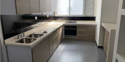 Apartamento de 154m2 más balcones distribuido de la siguiente manera: Sala comedor amplios, cocina abierta tipo americana, patio de ropas con calentador a gas. 3 habitaciones, la principal con walking closet y baño. 3 baños (alcoba principal, alcobas secundarias y baño social) Estudio Parqueadero para 2 vehículos en forma lineal. Bodega Aire acondicionado en la habitación principal, acabados de excelente calidad y una espectacular vista. El edificio se encuentra frente al parque de la castellana, cuenta con portería tipo lobby, seguridad privada, cámaras, zonas comunes con piscina, jacuzzi, sauna, turco, salón social, parqueadero de visitantes.
