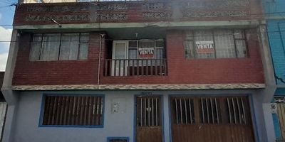 Casa Chucua cuenta con 3 pisos. Primer piso: apartamento para terminar de 4 habitaciones, 2 piso: Apartamento de 4 habitaciones, baño, sala comedor, cocina integral; 3 piso: terraza, espacio para terminar de construir. Lugares o barrios cercanos: Timiza, Villa del rio.