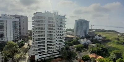  OBSERVACIONES INTERNAS: APARTAMENTO AMOBLADO CON EXCELNTES ACABADOS Y BUENA ILUMINACION NATURAL, CUENTA CON 3 HABITACIONES, 2 BAÑOS, BALCON AMPLIO, COCINA INTEGRAL, ZONA DE LABORES. EDIFICIO CUENTA CON 2 PISCINAS, SPA, GIMNASIO, SKY BAR, SALON SOCIAL, ZONA DE JUEGOS, CINEMA, PARQUEADEROS CUBIERTOS. 

 OBSERVACIONES EXTERNAS: APARTAMENTO CON EXCELNTE UBICACIÓN A 5 MINUTOS DE LA PLAYA, ZONA RESIDENCIAL Y DE ALTO CRECIMIENTO, CERCA A COLEGIO, RESTAURANTES, FARMACIA.  
