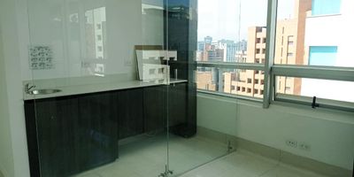 Consultorio en venta en torre medica cerca a una gran oferta de servicios complementarios de salud, fácil salida hacia principal y acceso desde la av el poblado. Piso en baldosa, 1 espacio, aire acondicionado central, area de procedimientos y parqueadero cubierto. El edificio cuenta con auditorio (100 personas), baños comunales, parqueadero visitantes con costo planta eléctrica, vigilancia, citofonia, porteria 24 horas, circuito cerrado de tv y alarma. *Inmuebles sujetos a verificación de disponibilidad.*