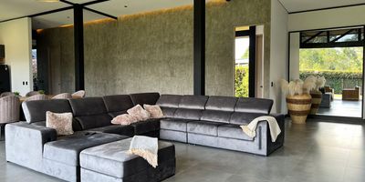 Casa en venta en unidad cerrada en sector campestre, tranquilo cerca a restaurantes, centros comerciales, aeropuesto. Piso en porcelanato y madera laminada, sala y comedor independiente, estudio, biblioteca, 2 alcobas con baño en cada una, tina, jacuzzi, cocina integral abierta tipo americano, terraza, jardin y parqueaderos independiente cubiertos. Conjunto cerrado con zonas verdes, citofonia, vigilancia 24 hrs, alarma y circuito cerrado de tv. Inmuebles sujetos a verificación de disponibilidad.