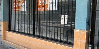 Local comercial en arriendo en Santa Marta, barrio LOS TRONCOS. Este espacio de 71 m² cuenta con 1 baño y una antigüedad de 5 años. Para su seguridad, el inmueble ofrece vigilancia. Estratégicamente ubicado en Magdalena, es una oportunidad clave para establecer su negocio. El canon de arriendo es de $5,000,000, con una cuota de administración aproximada de $381,975. Contáctenos por WhatsApp, solicite que le contacten o consulte nuestros teléfonos para conocerlo.