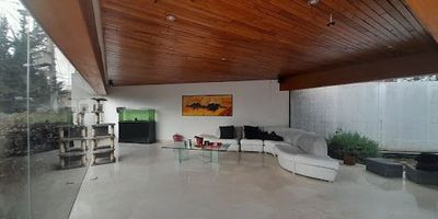 Casa de dos Niveles, amplia, muy buena iluminación con 4 habitaciones, 5 baños, cocina tipo americano, jardín, zona de bbq, casa pequeña, gimnasio, parqueadero 5 carros. ubicado en sector exclusivo.