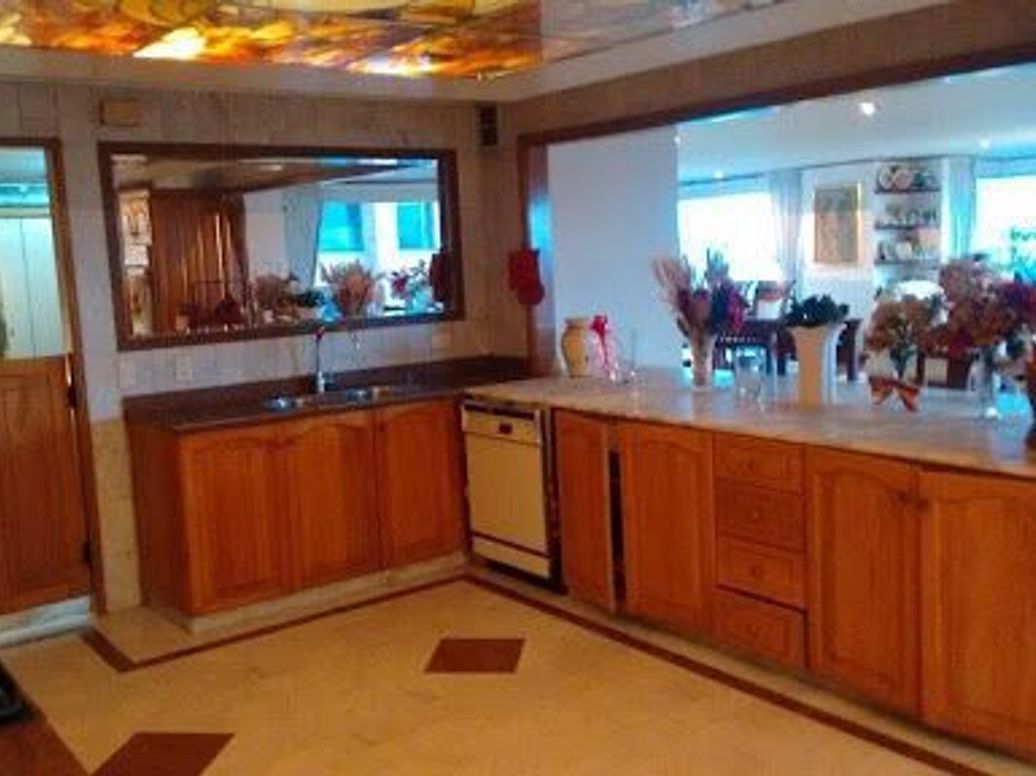 Apartamento de 4 alcobas en venta en La Carolina, Bogotá, 381 m² · foto 2 de 20