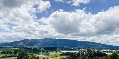 Excelente lote, en via secundria, zona rural, tipografia plana, Uso permitido de Vivienda, Sede social de tennis. Servicios de Agua y luz