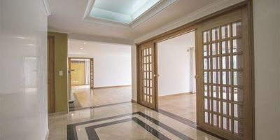 Espectacular apartamento amplio, buena iluminación con sala comedor independiente sala de star 4 habitaciones con balcon 3 garajes ubicados en zona exclusiva vista exterior.