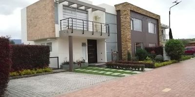 Hermosa casa para la venta en conjunto residencial de 15 casas 2 niveles primer nivel hall de entrada sala comedor con chimenea, estudia,cocina integral abierta, baño social y zona de lavado, acompañado  de gran jardín de BBQ  segundo nivel hall de habitaciones, iluminado, habitación principal con baño, Vestier, balcón, la casas cuenta con 3 parqueaderos privados.