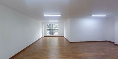 Oficina espacio abierto, buena iluminación  , bonito, interior, cocineta esta ubicado cerca al parque 93 divisiones en vidrios.