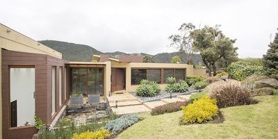 Magnifica propiedad, ubicada en conjunto residencial de alta valorización, con excelentes acabados y buenos espacios, vista a las montañas. Lote de aprovechable de 3082 metros planos, espectaculares jardines, cuarto con piscina, pequeño espacio de agua y poceta. Conjunto cuenta con caballerizas, zonas comunes, zonas verdes.