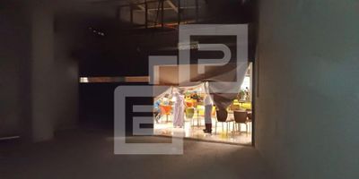 BODEGAS Y PROYECTOS, tiene para arriendo local en centro comercial en plazoleta de comidas, el valor del canon incluye la administración.Cerca a rutas de transporte público y servicios complementarios. Estrategica ubicacion, acceso desde via principal. Piso en mortero, 1 espacio, energia monofasica, red de gas y vitrina. Edificio con baños comunales, parking visitantes, vigilancia 24 horas y circuito cerrado de tv.
