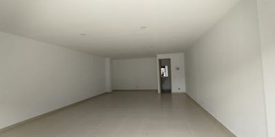 Local comercial ubicado en el sector Savanna en el  municipio de Rionegro, local esquinero, cerca al centro comercial San Nicolas, transporte publico cercano. 