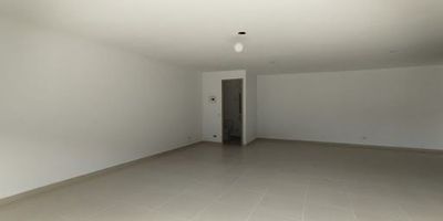 Local comercial ubicado en el sector Savanna en el  municipio de Rionegro, local esquinero, cerca al centro comercial San Nicolas, transporte publico cercano. 