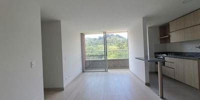 Te presento este hermoso apartamento ubicado en sabaneta, en una zona residencial y tranquila. este apartamento se encuentra en una unidad cerrada que está completamente dotada con todo lo necesario para tu confort. cuenta con 2 habitaciones amplias, una cómoda sala comedor, 2 baños, y un balcón con una excelente vista desde el piso alto. además, incluye parqueadero lineal  y un útil adicional para almacenamiento. una de las ventajas de este apartamento es su cercanía al parque de sabaneta y la vigilancia las 24 horas para tu seguridad y tranquilidad. ¡no puedes dejar pasar esta oportunidad de vivir aquí!
