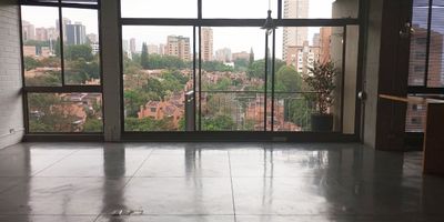 Apartaestudio tipo loft en arriendo en unidad cerrada cerca a restaurantes, supermercados de cadena, acceso a rutas de transporte y servicios complementarios. Piso en porcelanato, sala comedor, 1 alcoba, baños, cocina integral abierta tipo americano, balcon y parqueaderos lineales cubiertos. Conjunto cerrado con ascensor, turco, zonas verdes, vigilancia 24 hrs, citofonia y circuito cerrado de tv. *Inmuebles sujetos a verificación de disponibilidad.*