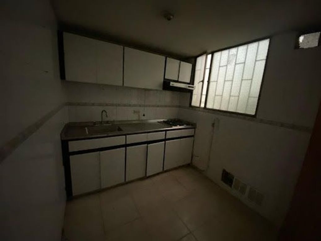 Casa de 8 alcobas en venta en Engativa Centro, Bogotá, 263 m² · foto 8 de 20