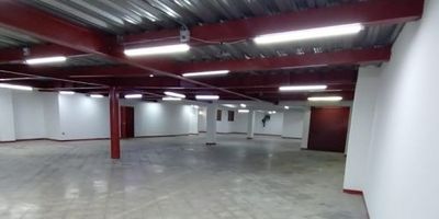 Muy buen inmueble tipo bodega ubicado en zona industrial, con acceso por la autopista sur y la autopista norte, cerca al transito de caribe, esta ubicado en un tercer nivel con malacate de capacidad de carga de 500 kg. área libre en bodega.