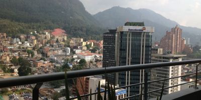 Área 132 mts, vendo apartamento duplex, piso alto, primer piso: exterior con vista, Sala - Comedor con chimenea, balcon,  Estudio, baño social, Cocina abierta,  zona de lavandería independiente, segundo piso: dos habitaciones con baño y vestier cada una, Hall de alcobas, dos parqueaderos en línea, el edificio tiene dos zonas infantiles, zona de dos bbqs, dos canchas de squash, cancha múltiple, gimnasio, salón de juegos y dos salones comunales, apts - c- dos 

 
