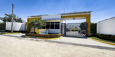 Te presentamos esta confortable casa ubicada en el condominio campestre Villa Esperanza, un lugar estratégico. Cuenta con Sala, Comedor, 3 Habitaciones, 4 Baños Privados, Cocina, Patio Interior, Terraza, Jardín, 2 Balcones, Garaje, Piscina Cercana a lugares estratégicos que necesitas para tu bienestar y el de los tuyos. Contáctanos y déjanos tener el privilegio de ayudarte a encontrar tu lugar ideal.
