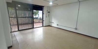 Codigo 23131. Local en arriendo ubicado en Medellin sector SuramericanaCerca a: Bancolombia, Parroquia San Juan Bautista, Colegio San Ignacio, Tiendas D1, Éxito, Estadio Atanasio Girardot, Centro comercial Los Sauces y Centro comercial El Diamante.Local con una altura de 2.4 metrosCuenta con: Puerta vidriera, Persiana enrollable, Cocineta, Baño privado y con pisos de cerámica.