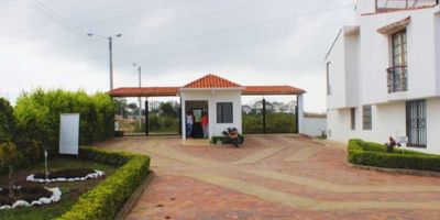 Esta hermosa casa ubicada en La Mesa, Cundinamarca, es una excelente opción para aquellos que buscan una vivienda moderna y cómoda en un ambiente tranquilo y rodeado de naturaleza. Con un área total de 72 M2 y 152 M2 construidos, esta casa ofrece el espacio perfecto para vivir en familia o para quien desee invertir en una propiedad con gran potencial. Con un diseño moderno y funcional, esta casa cuenta con 4 amplias alcobas, ideales para descansar y disfrutar de momentos de intimidad. Además, dispone de 3 baños, uno de ellos en la habitación principal, lo que brinda mayor comodidad y privacidad. El garaje es perfecto para aquellos que cuentan con vehículo propio o para recibir visitas sin preocuparse por estacionamiento. Esta casa es amigable con las mascotas, por lo que no tendrás que dejar a tu fiel compañero fuera de la familia. Cuenta con armarios empotrados, que te permitirán mantener en orden y organizado tu espacio. El balcón es el lugar perfecto para disfrutar de una vista panorámica mientras respiras aire fresco y admiras la belleza de los alrededores. El baño auxiliar es una excelente comodidad y el baño en la habitación principal es perfecto para aquellos que desean tener su propio espacio y privacidad. La cocina equipada y de tipo americano, con su moderna distribución, te permitirá realizar tus actividades culinarias de manera práctica y cómoda. El comedor auxiliar es ideal para esos momentos en familia o con amigos. El sistema de gas domiciliario te garantiza un suministro seguro y constante. La habitación de servicio es perfecta para tener un área independiente para el personal del hogar o para utilizarla como una oficina en casa. El hall de alcobas es un espacio que puedes personalizar para tu comodidad y el piso de cerámica / mármol es fácil de mantener y le da un toque elegante a la casa. Esta propiedad es unifamiliar, lo que te asegura privacidad y tranquilidad. La zona de lavandería es ideal para mantener esta tarea fuer