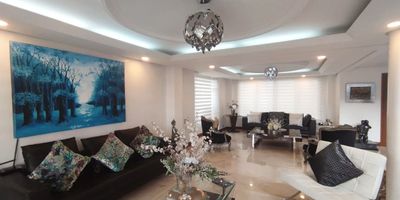 Casa en venta en unidad cerrada cerca a Universidad, restaurantes, vias principales y servicios complementarios. Piso en marmol y madera, tres niveles, puerta de seguridad, sala y comedor independiente, estudio, 5 alcobas con baño en cada una, tina, cocina integral cerrada, alcoba y baño de servicio, balcon, terraza, jardin y parqueaderos independientes cubiertos. Aire acondicionado en las alcobas, sala de videos, sala de billar. Conjunto cerrado con parques infantiles, zonas verdes, vigilancia 24 hrs, citofonia y circuito cerrado de tv. *Inmuebles sujetos a verificación de disponibilidad.*