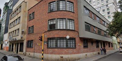 ARRIENDO EDIFICIO en Bosque Izquierdo (centro de Bogotá) , predio  cuenta con cuatro pisos, espacios para oficinas o salones, con excelente proximidad entre la Carrera 7ma y la carrera 3ra,buenas vías de acceso, excelente ubicación por su comercio podrás encontrar todo lo que busques en un mismo lugar.