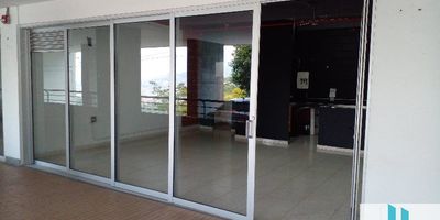 LOCAL en ARRIENDO Las Antillas Envigado, área de 37 m2, ubicado estratégicamente, con buenas rutas de transporté y vías de acceso. Piso 1. Área 52 m2 ,con cocina semi integral, baño,  red de gas, piso en cerámica, puerta tipo vidriera. 
Cerca a colegios, centros de salud, restaurantes y servicios complementarios. Con buenas rutas de transporté y vías de acceso.