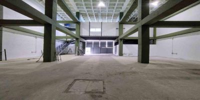 Codigo 30007. Bodega en arriendo ubicada en Caldas sector Variante de CaldasCerca a: Hospital de Caldas, Cocorollo, Éxito, Tiendas D1, Unidad deportiva La Tablaza y Centro comercial Mayorca.Bodega de 2 niveles:Altura de nivel 1: 5 mestrosAltura de nivel 2: 2.80 metrosCuenta con: Puerta peatonal, Puerta camión, Cocineta, Baños comunes: 3 mas un orinal, Altura de puerta: 5 metros, Tipo de energía: Trifasica, Capacidad eléctrica: 75 Kva, Número de espacios: 3 y con pisos de cemento duro reforzado.