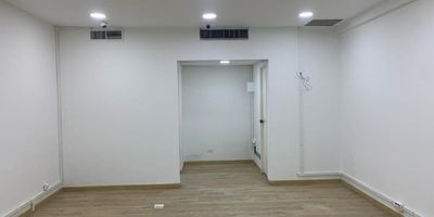 Local en arriendo en Medellín, estratégicamente ubicado en el sector de Patio Bonito, El Poblado. Este espacio comercial de 40 m² se encuentra en el primer piso de un centro comercial, lo que le otorga una excelente visibilidad y un constante flujo de visitantes. Incluye un parqueadero, brindando comodidad para clientes y equipo. Representa una oportunidad para negocios que buscan posicionarse en una zona dinámica de la ciudad. Si desea conocer más detalles, puede contactarnos a través de WhatsApp o consultar los teléfonos disponibles.