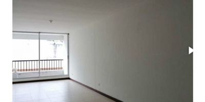 Descubre el lugar perfecto para tu hogar en el corazón de Manizales, la encantadora ciudad de Caldas. Este amplio y cómodo apartamento en venta te ofrece todas las comodidades que necesitas para vivir en total plenitud. Con una ubicación privilegiada y una distribución de espacios inteligente, es el lugar ideal para tu familia.

Sus 83 metros cuadrados de terreno, construcción y área privada te ofrecen un espacio amplio y confortable. Además, cuenta con 3 habitaciones que se adaptan perfectamente a tus necesidades, permitiéndote tener un ambiente privado y acogedor para cada miembro de la familia. También posee 2 baños completos, ideales para tu comodidad y la de tus invitados.

Uno de los principales atractivos de este apartamento es su balcón, donde podrás disfrutar de un momento de paz y tranquilidad admirando la hermosa vista de la ciudad. Además, cuenta con un baño auxiliar para mayor comodidad, y un baño en la habitación principal que te brinda la privacidad que necesitas.

La cocina integral equipada con todo lo necesario para preparar tus comidas favoritas, sumado al calentador y el sistema de gas domiciliario, te darán el confort que necesitas para disfrutar de momentos inigualables junto a tu familia. También cuenta con clósets en cada habitación y un amplio comedor auxiliar para compartir momentos especiales con tus seres queridos.

Este apartamento se encuentra en un conjunto residencial con acceso pavimentado, lo que garantiza tu comodidad en todo momento. Además, podrás disfrutar de las áreas comunes como la cancha de baloncesto y la cancha de fútbol, ideales para mantener un estilo de vida activo y saludable. Su ubicación cerca a centros comerciales y con garaje propio, te facilita el acceso a todos los servicios que necesitas en tu día a día.

Disfruta de un hermoso jardín y de una amplia área social donde podrás compartir momentos únicos con tu familia y amigos. Además, podrás llegar a tu apartamento fácilmente grac