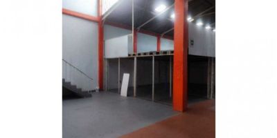 Bodega industrial en venta. La bodega cuenta con las siguientes especificaciones. Bodega de  10.71X45 de fondo.

CARACTERISTICAS- INTERIORES


 Área total construida 600 M2
 Área libre de bodega 450 M2 
 Of. administrativas 150 M2
  Altura 6 M
 Piso en cemento
 Puerta vehicular
 Piso de alta resistencia


CARACTERISTICAS- SECTOR


 Área Urbana
 Bombas de gasolina
 Cerca a sector comercial
 Parque industrial
 Restaurantes
 Sobre vía principal
 Trans. Público cercano
 Zona Comercial
 Zona Industrial


CARGA ELÉCTRICA 50 KVAS.
