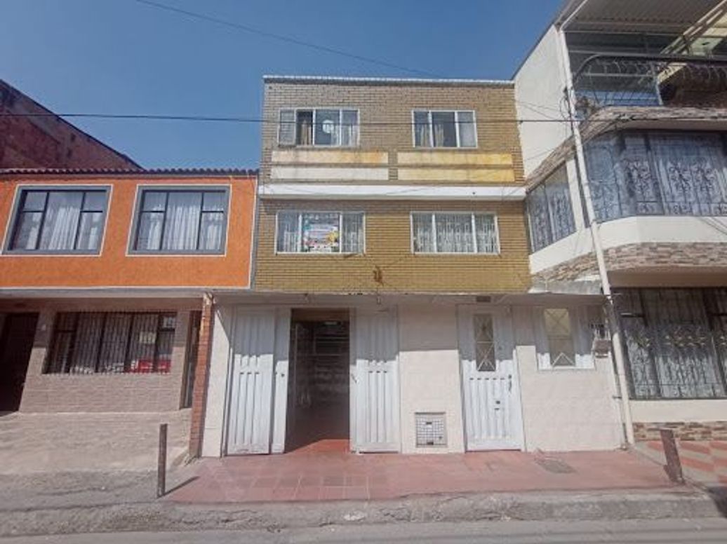 Casa de 7 alcobas en venta en La Amistad, Bogotá, 262 m² · foto 2 de 20