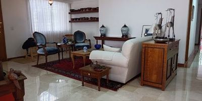 Hermoso apartamento en venta en el sector de Balsos en el Poblado. Cuenta con buenos acabados, amplios y muy cómodos espacios, excelente iluminación natural, cuarto y baño de servicio, despensa, cuatro habitaciones, tres parqueaderos y tres cuartos útiles. En unidad con turco, sauna, zonas verdes, gimnasio, zona BBQ, salón social. Cercano al sector de Milla de Oro y cerca al Centro comercial Oviedo y centro comercial Santa Fe. Cómodas vías de acceso y con facilidad de abordaje a rutas de transporte público.
