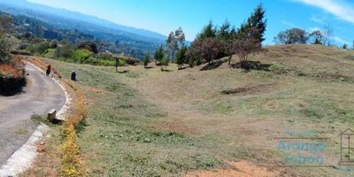 Terreno en venta en el Oriente Antioqueño, ubicado en Guarne. Este lote original cuenta con conexiones de agua y luz ya instaladas. La superficie del terreno es de 5,000 m2.