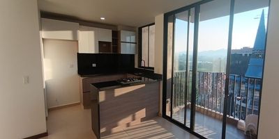 Codigo 30026. Apartamento en arriendo ubicado en Rionegro sector San AntonioCerca a: Transporte Rionegro - La Ceja y Rionegro - San Antonio, Glorieta Somer, Vía Llanogrande - La Ceja, Clínica Somer, City Medica, Iglesia San Antonio, Variedad de Restaurantes, Bares y Postres, Tiendas D1, Jumbo y Parque San Antonio.Descripción general: 3 habitaciones, 1 vestier, 2 closet, 2 baños, Salon - comedor, Cocina abierta integral, Zona de ropas, Balcón, Parqueadero sencillo, Cuarto útil, Red de gas y Servicios públicos.La unidad cuenta con Portería 24 horas, Lobbie, Coworking, Parque infantil, Salón de juegos para niños, Cancha, Salón de juegos para adultos, Gimnasio, Salón social, Zona de bbq, Piscina para adultos, Piscina para niños, Sauna, Turco, Zonas verdes, Zona de mascotas y Parqueadero de visitantes.