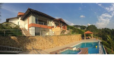 ¡Bienvenido al paraíso campestre en Risaralda! Esta impresionante casa, ubicada en Pereira, te ofrece una experiencia única de tranquilidad y comodidad en medio de la naturaleza.

Con un área de terreno de 1610 M2 y área construida de 1610 M2, esta propiedad te brinda un amplio espacio para disfrutar en familia o con amigos. Además, su área privada de 1610 M2 te permite disfrutar de la privacidad que deseas.

La comodidad no se queda atrás en esta casa campestre de ensueño. Con 6 amplias alcobas y 5 baños, tendrás espacio suficiente para ti y para tus invitados. Además, cuenta con 4 garajes para que siempre puedas tener un lugar seguro para tu vehículo.

Dentro de esta propiedad, encontrarás todas las comodidades y lujos que necesitas para una vida de lujo. El aire acondicionado te refrescará durante los días calurosos, mientras que los armarios empotrados te ofrecen un amplio espacio para almacenar tus pertenencias. Además, podrás relajarte en cualquiera de los 5 baños, que incluyen uno en la habitación principal.

La cocina es de ensueño, con una barra estilo americano y una cocina integral completamente equipada. También cuenta con gas domiciliario para una cocción más segura y eficiente. Y si lo deseas, puedes utilizar la cocina estilo americano para tener una mayor interacción con tus invitados mientras preparas deliciosas comidas.

Si eres un amante de los libros, la biblioteca/estudio será tu lugar favorito de la casa. También encontrarás un hall de alcobas, ideal para relajarte y disfrutar de una buena lectura o de una película. Y si necesitas un momento de tranquilidad, la habitación de servicio es perfecta para ello.

La belleza exterior de esta casa te dejará sin aliento. Con árboles frutales y bosque nativos, estarás rodeado de naturaleza y podrás disfrutar de hermosas vistas panorámicas. Además, encontrarás una amplia barbacoa/ parrilla/ quincho para tus reuniones al aire libre.

No te pierdas la oportunidad de tener