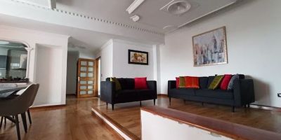 Hermoso penhouse de 132 mt2, cuenta con maravillosos espacios amplios e iluminados, tiene tres habitaciones y dos baños, la habitación principal tiene baño privado, sus lugares para compartir son amplios e independientes, su moderna cocina integral tiene isla, la zona de ropas esta dividida para mayor organización, el parqueadero es cubierto y  el ascensor tiene acceso desde el parqueadero hasta el interior del apartamento.