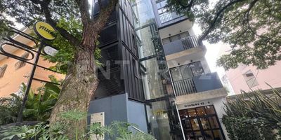 Te presentamos una oportunidad única para tu negocio en el corazón de El Peñón. Disfruta de la PLAZUELA PEÑON, ubicada en el prestigioso HOTEL ALTIO LIVING.

ALTIO ES un hotel estratégicamente situado en El Peñón,  y en su primer piso, encontramos la Plazuela Peñón. Aquí, tenemos disponibles locales comerciales ideales para marcas que deseen desarrollar su negocio en espacios acogedores y trabajar en sinergia con otras marcas. Nuestra visión es que la Plazuela Peñón sea el hogar de diversos negocios, como cafeterías, heladerías, joyerías, restaurantes, ¡y más!

Este amplio espacio puede acomodar entre 48 a 62 personas cómodamente, y cuenta con aire acondicionado y baños separados para hombres y mujeres. Cada local comercial tiene sus servicios públicos, incluyendo puntos para acueducto, gas, alcantarillado y campana extractora, lo que brinda flexibilidad a los negocios para utilizarlos según sus necesidades.

La Plazuela operará desde las 6 am hasta las 10 pm, y cada marca puede ajustarse a este horario según sus requerimientos. Contamos con 5 locales disponibles con las siguientes medidas:

- Local 5: 2.20m x 2.20m

Aprovecha esta oportunidad para ser parte de la Plazuela Peñón, un espacio donde el comercio florece y las marcas prosperan en armonía. ¡Es el momento de llevar tu negocio al siguiente nivel!